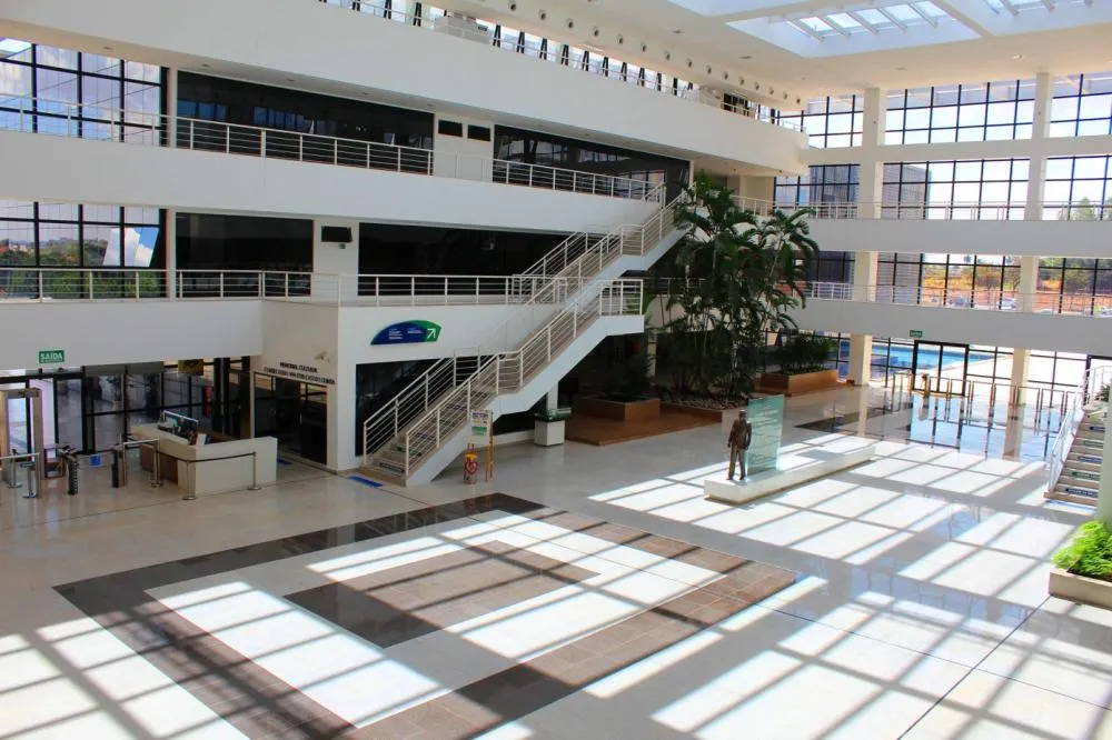 TCE-GO abre concurso com 16 vagas e salário de R$ 11,8 mil