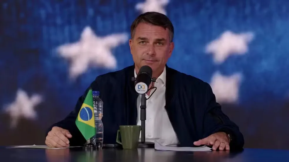 Após polêmica, Flávio Bolsonaro nega intenção de mudar título de Nossa Senhora Aparecida