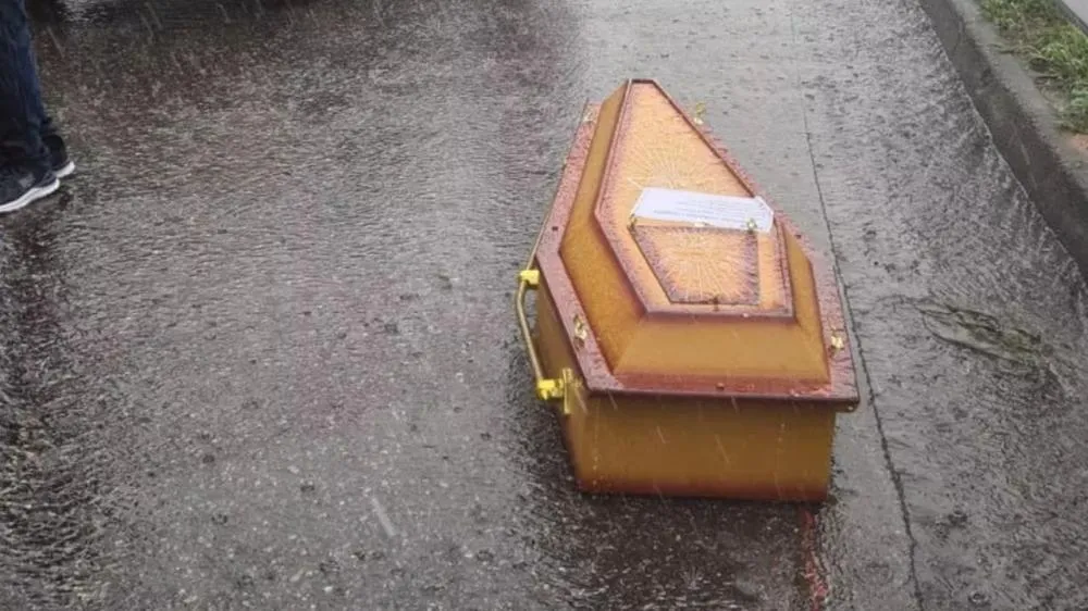 Funerária é condenada após caixão cair durante transporte em Anápolis