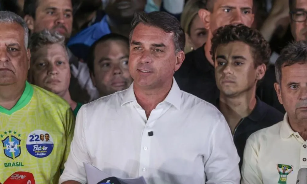 Nos EUA, Flávio se declara “verdadeiro presidente eleito do Brasil” em carta